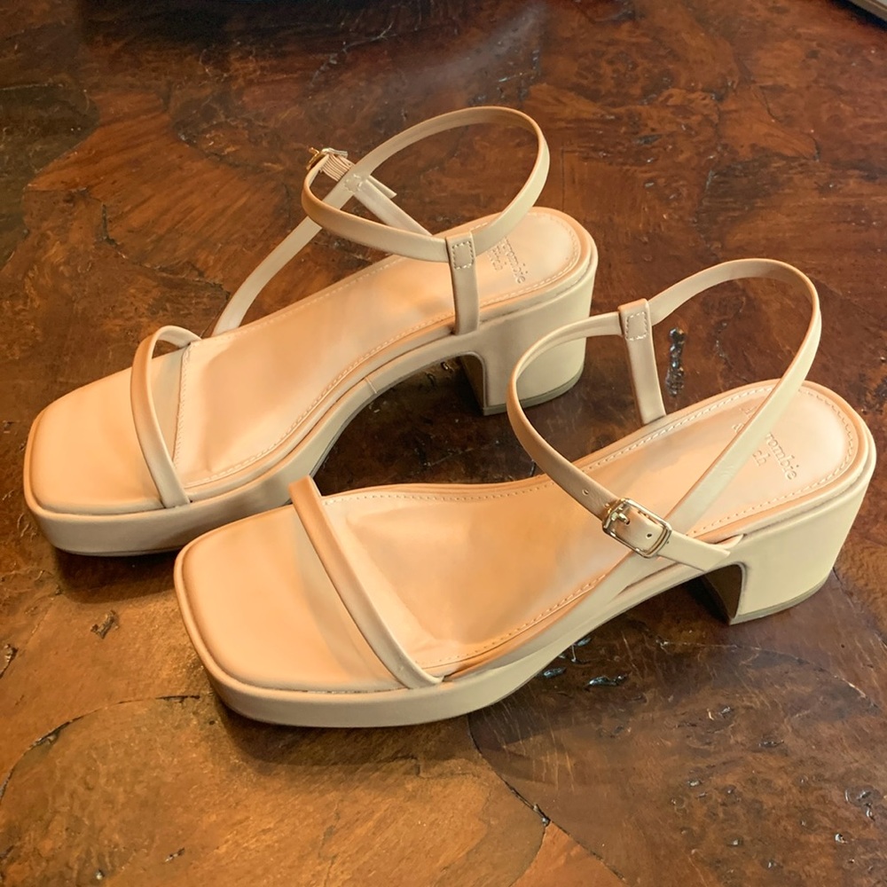 NEW NEVER WORN A&F PLATFORM SANDALS-Nude Size 7